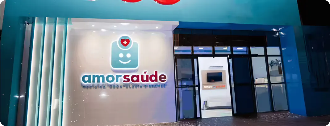 A imagem mostra a comemoração da clínica número 500 da Amor Saúde