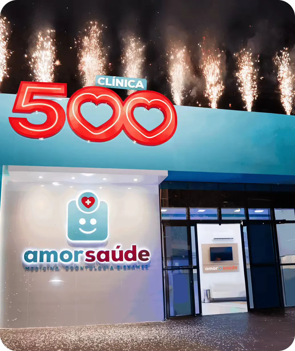 A imagem mostra a comemoração da clínica número 500 da Amor Saúde