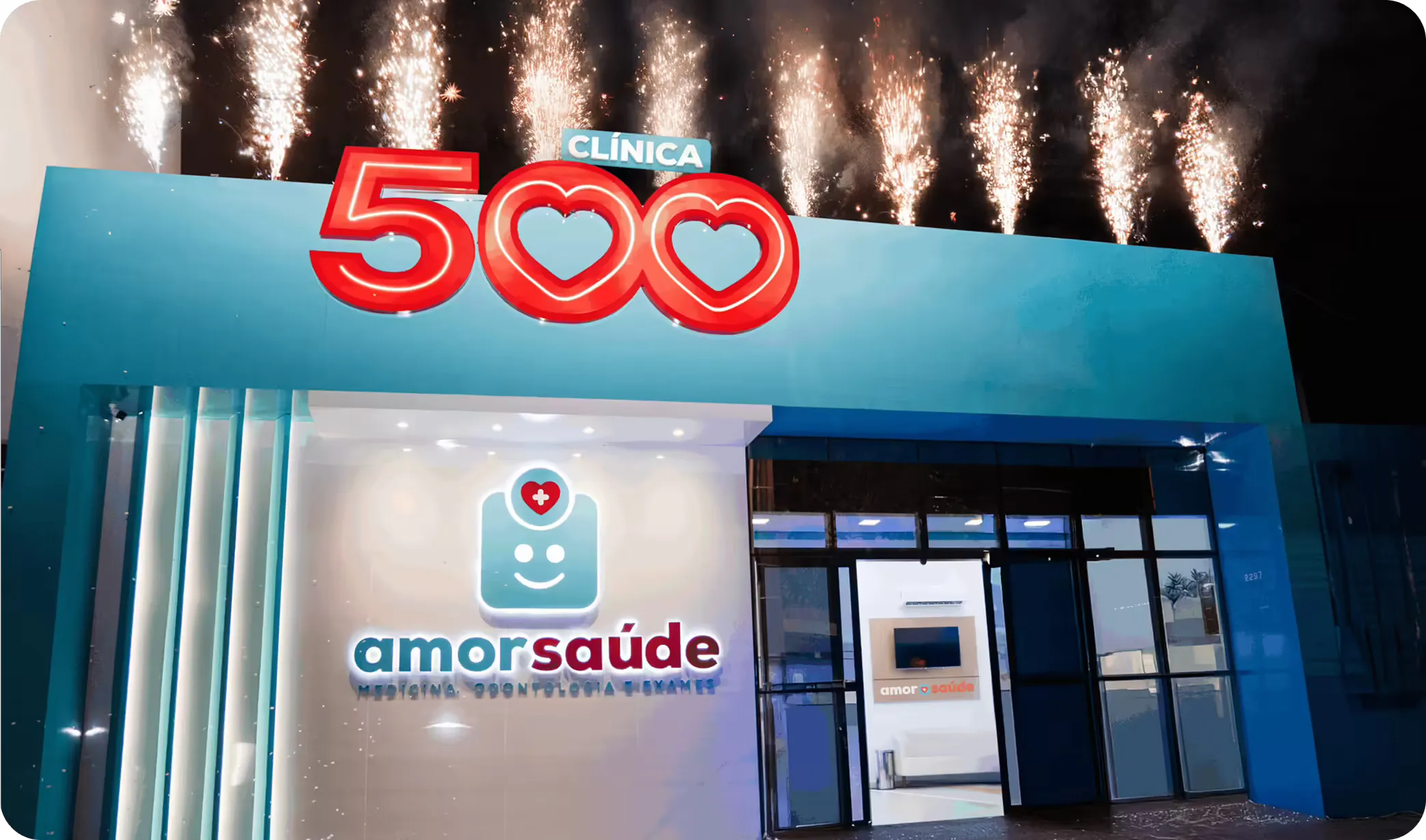 A imagem mostra a comemoração da clínica número 500 da Amor Saúde